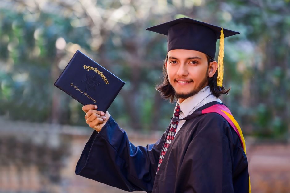 Certificado y diploma sobre un escritorio